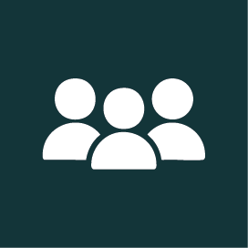 Im Vordergrund ist ein weißes Symbol mit mehreren Personen. Der Hintergrund ist dunkelgrün.