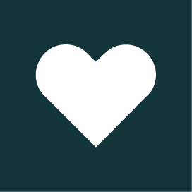 Im Vordergrund ist ein weißes Herz vor dunkelgrünem Hintergrund.